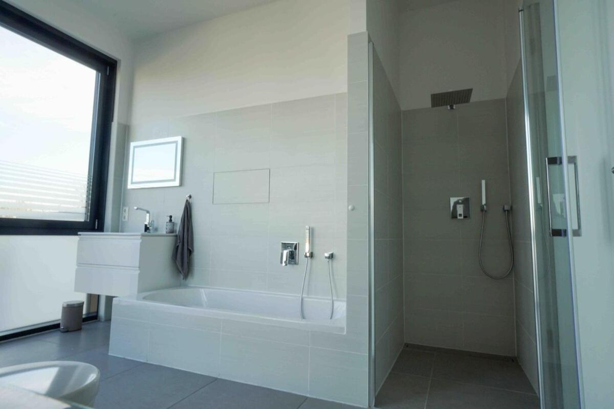 Luxury Penthouse Jacuzzi, Pool Table, Bbq & Desks *